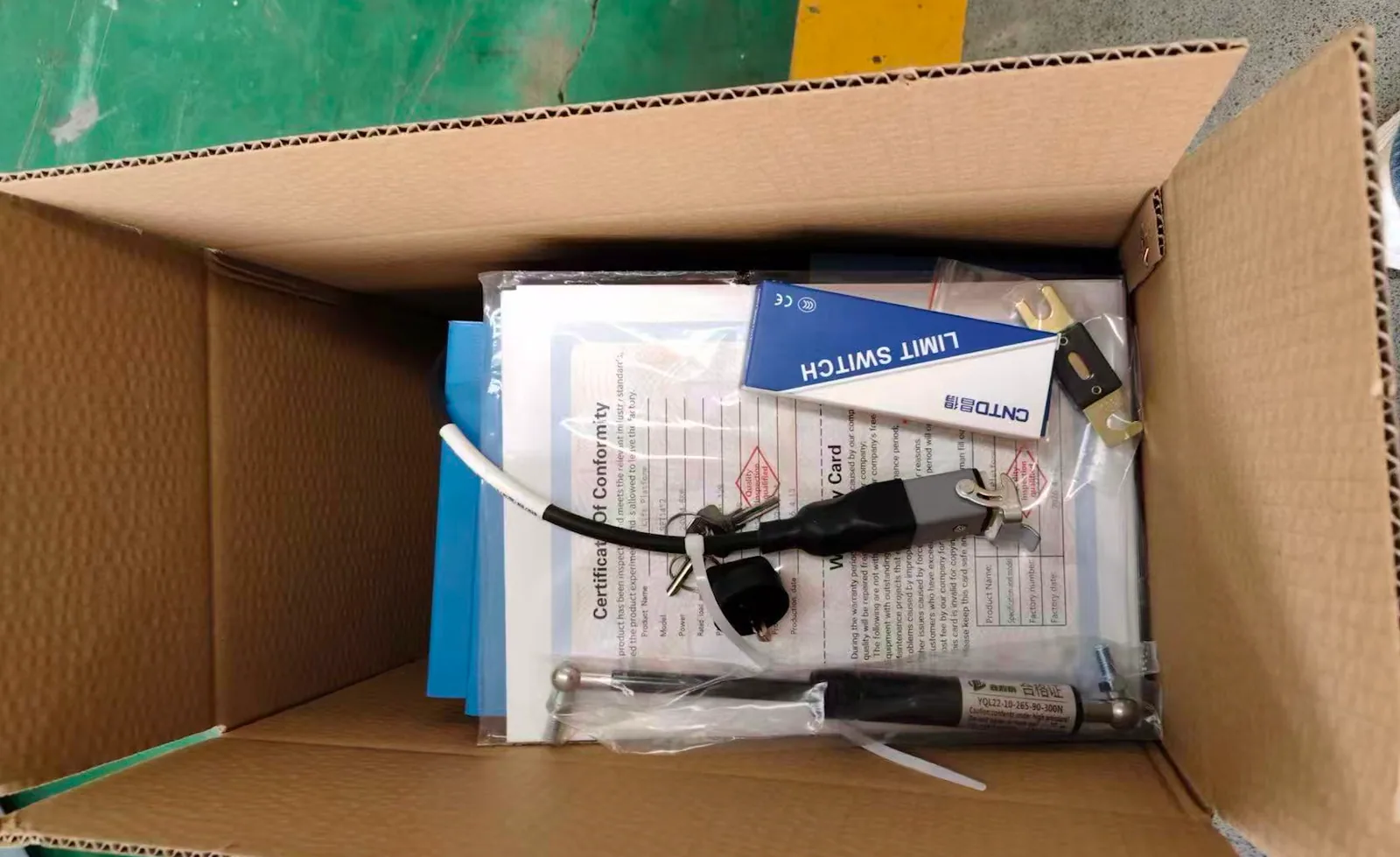Caixa de acessórios com chaves, manual e peças pequenas