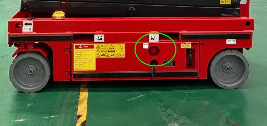 Interruptor geral de energia destacado na parte inferior da máquina