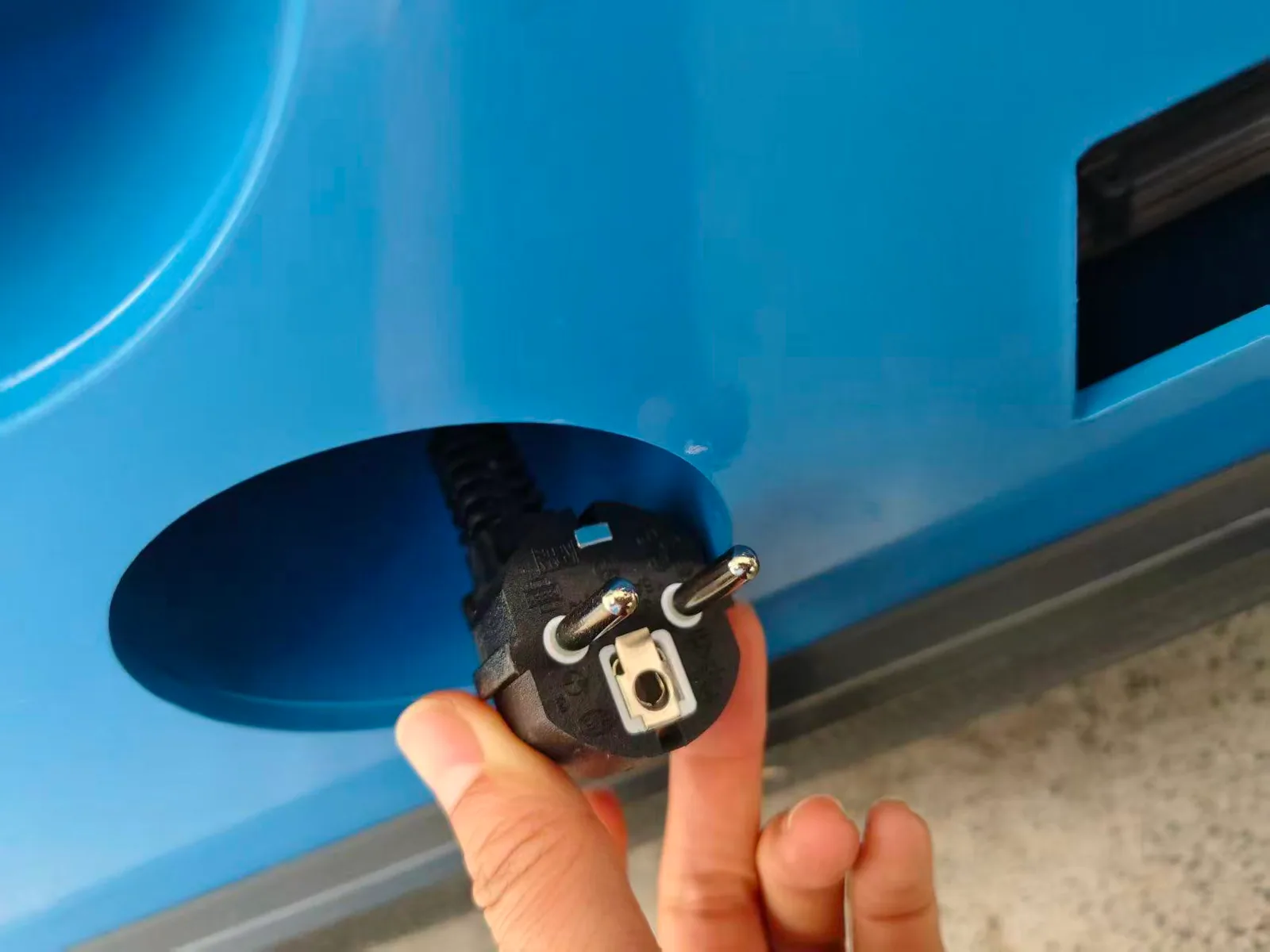 Plugue do carregador de uma plataforma tesoura