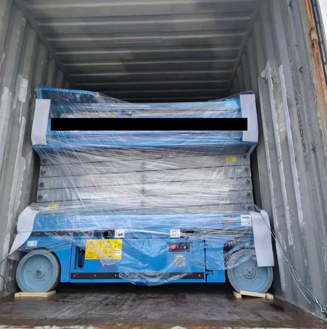 Plataforma tesoura protegida dentro de um contêiner