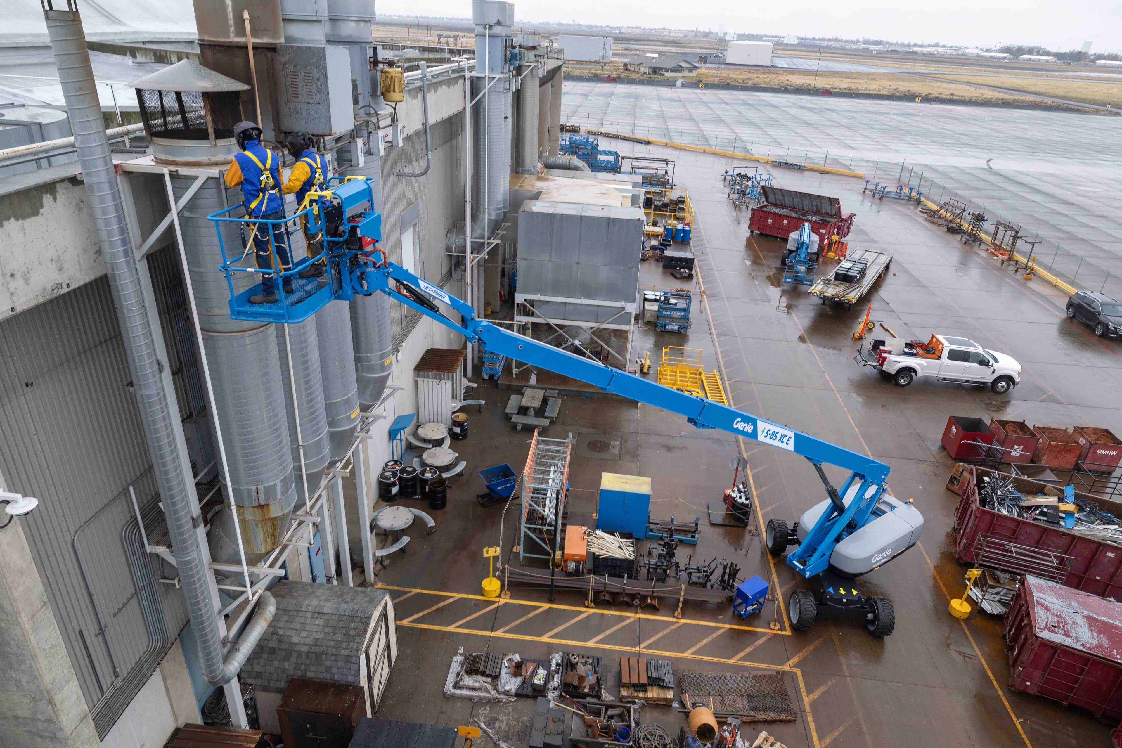 Boom Lift estendida para alcançar um ponto de trabalho sobre obstáculos.