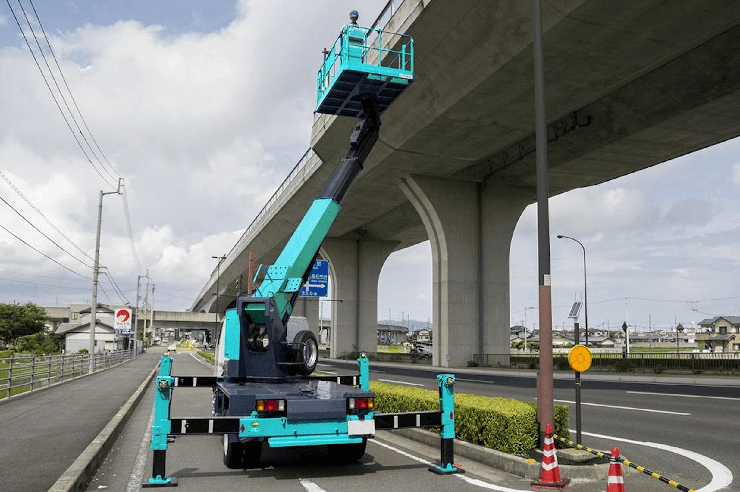 Truck Mounted Lift trabalhando em manutenção municipal e iluminação pública.