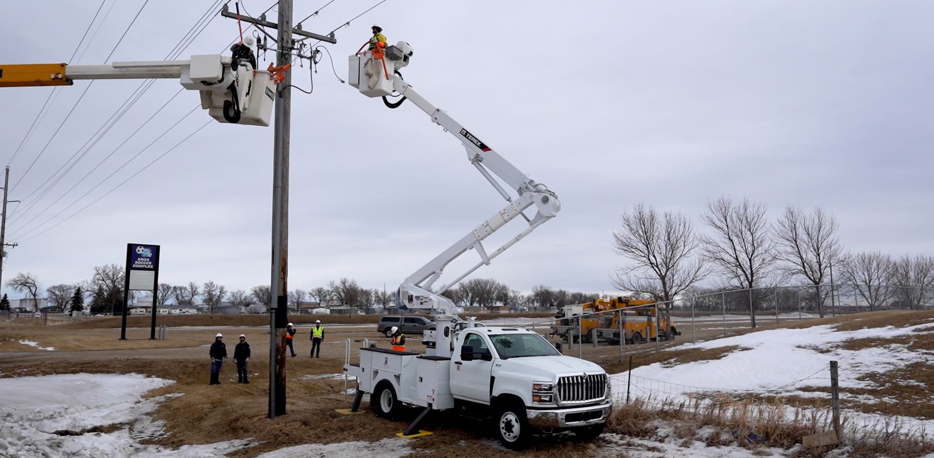Truck Mounted Lift isolada para manutenção elétrica e trabalho próximo a linhas energizadas.